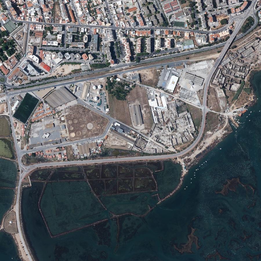 Aerial view of the surrounding area, about one kilometre across