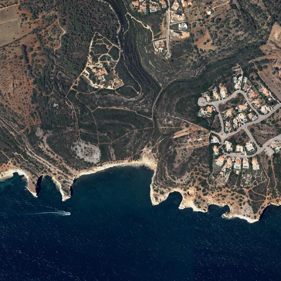 Aerial view of the surrounding area, about one kilometre across