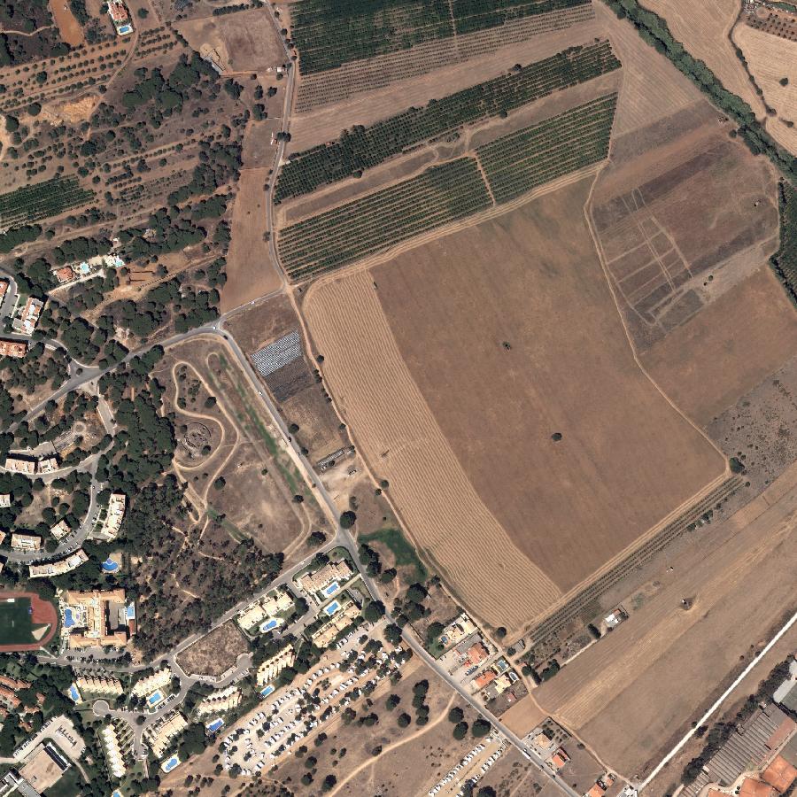 Aerial view of the surrounding area, about one kilometre across