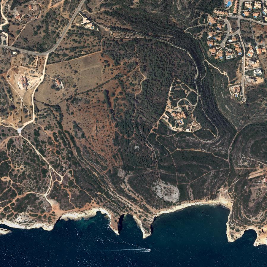 Aerial view of the surrounding area, about one kilometre across