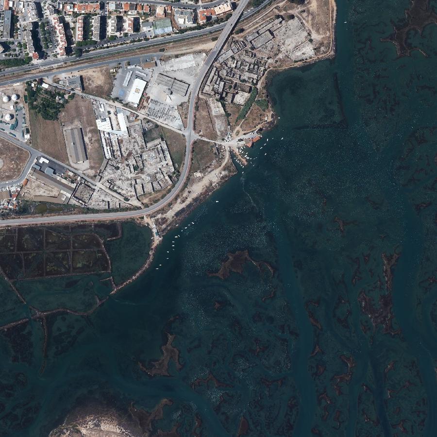 Aerial view of the surrounding area, about one kilometre across