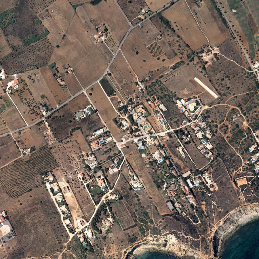Aerial view of the surrounding area, about one kilometre across