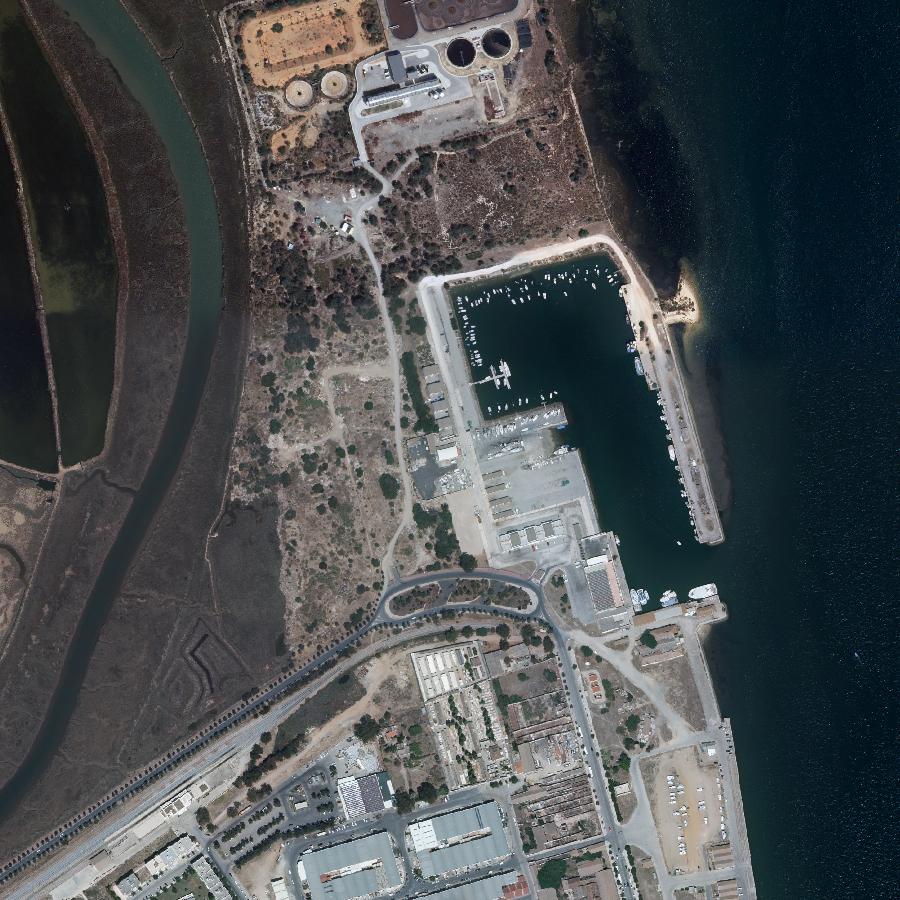 Aerial view of the surrounding area, about one kilometre across