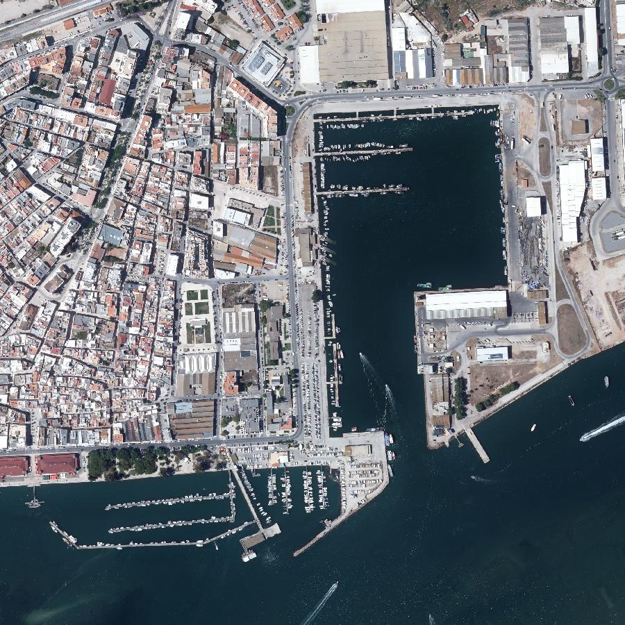 Aerial view of the surrounding area, about one kilometre across