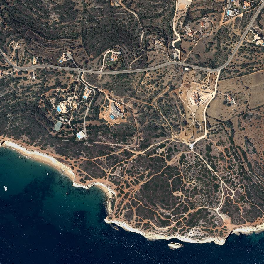 Aerial view of the surrounding area, about one kilometre across
