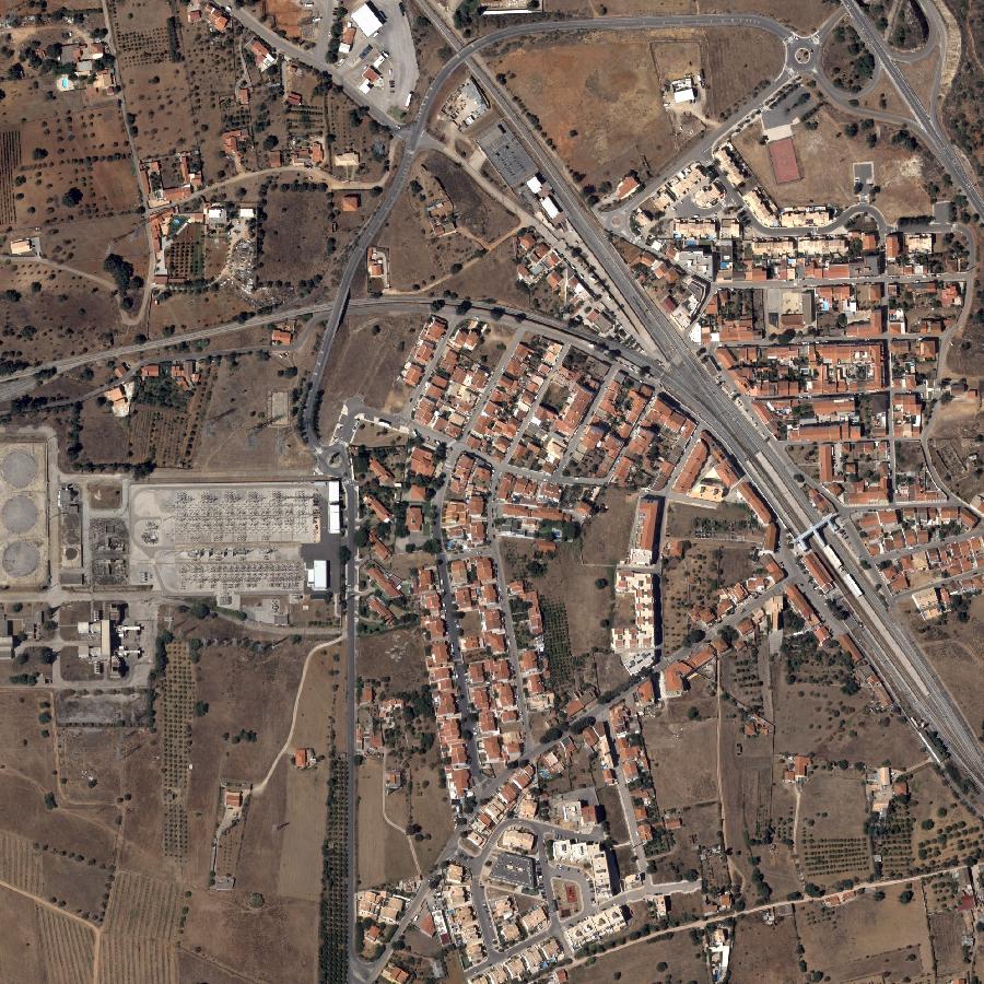 Aerial view of the surrounding area, about one kilometre across