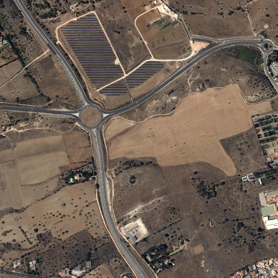 Aerial view of the surrounding area, about one kilometre across