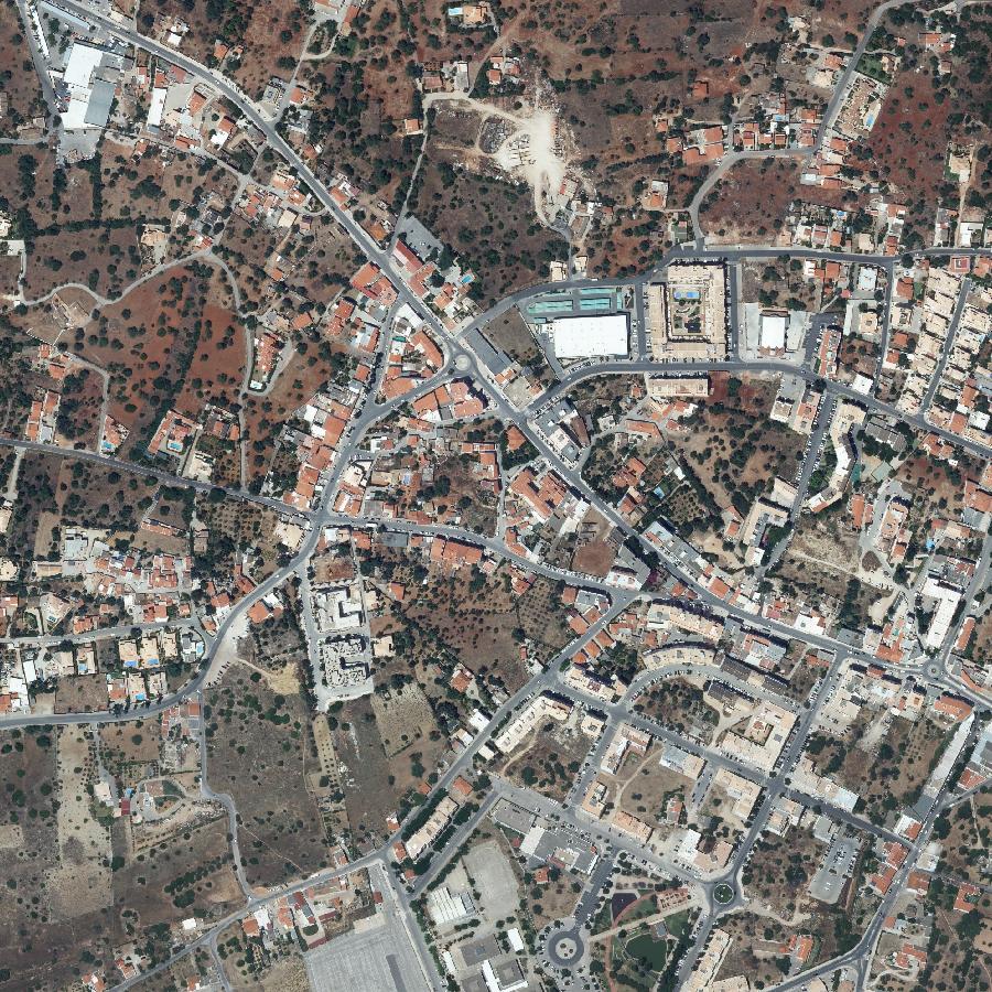 Aerial view of the surrounding area, about one kilometre across