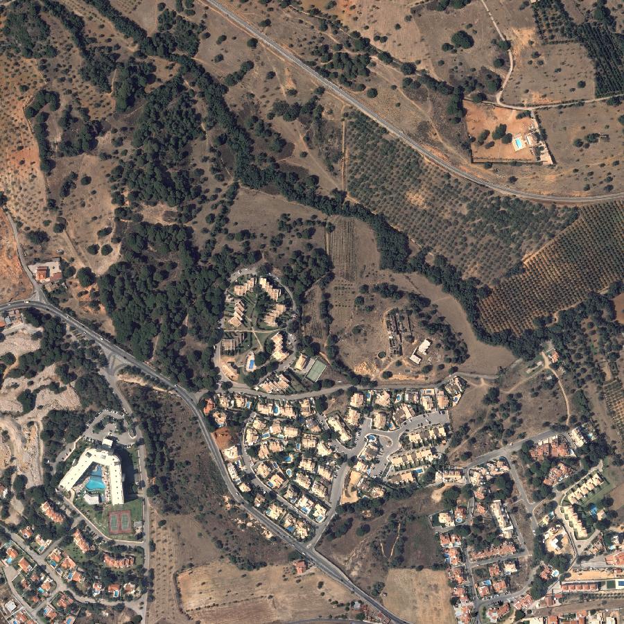 Aerial view of the surrounding area, about one kilometre across