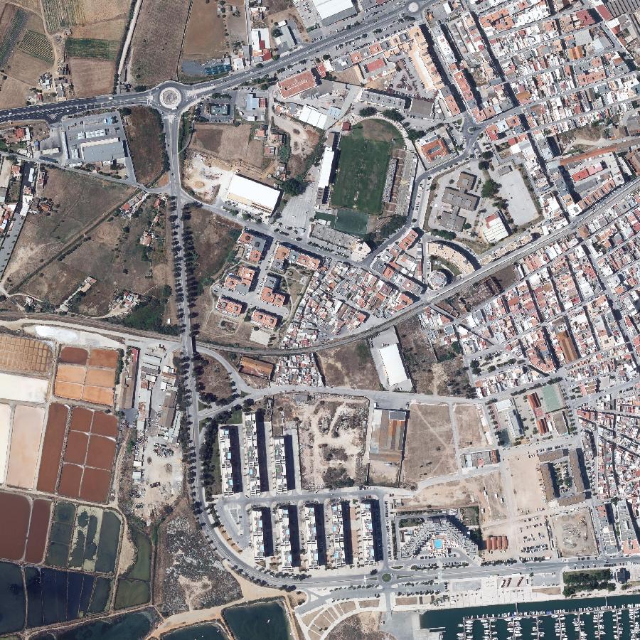 Aerial view of the surrounding area, about one kilometre across