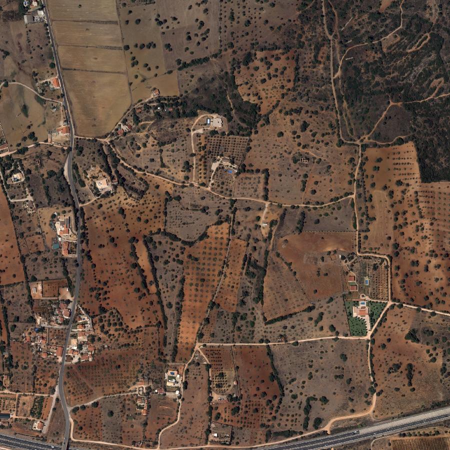 Aerial view of the surrounding area, about one kilometre across